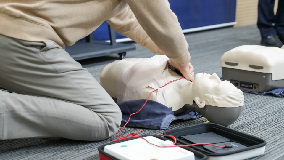 여성 AED 부착법 시연